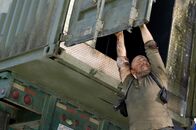 Stirb langsam 4.0 – Als John McClane (Bruce Willis) erfährt, dass seine Tochter entführt wurde, gibt es für ihn kein Halten mehr. Ein Wettkampf gegen die Zeit beginnt. Wird er sie rechtzeitig aus den Fängen des grausamen Entführers Thomas Gabriel befreien können?