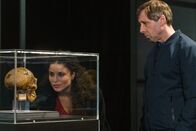 Der Samstagskrimi: Wilsberg – Tessa (Patricia Meeden) und Ekki (Oliver Korittke) schauen sich ein wertvolles Ausstellungsstück im Naturkundemuseum an.