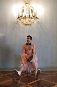 For the Drama – Gabriel (Eidin Jalali) hat herausgefunden, dass seine Freundin Rosa (Marie Nasemann) eine Affäre und fühlt sich von den Veränderungen völlig überrollt.