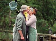 Noch einmal zwanzig sein ... – Henrike (Bettina Kupfer) versucht frischen Wind in ihr Eheleben mit Fred (Peter Sattmann) zu bringen.