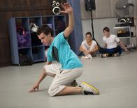 Dance Academy – Am Familientag an der Dance Academy tanzen alle Studenten den Eltern vor. Sammy (Tom Green) zeigt ein Stück Modern Dance. Seine Darbietung kommt gut an, doch leider kann sein Vater ihn nicht sehen.