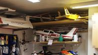 Die Modellbauer - Das Duell – Von einem Aufwind zum nächsten: In dieser Folge konstruieren die Modellbau-Cracks historische Segelflieger. Dabei sind Erfahrung und Improvisationstalent gefragt, denn lückenlose Baupläne findet man für die alten Luftfahrzeuge nur selten. Andreas und sein Teamkollege Erik tüfteln an einer Hütter H-17 im Maßstab 1:2, und Bastel-Freak Patrick aus der Schweiz hat sich die Elfe P2 (HB 402) ausgesucht. Beim großen Finale auf der Messe in Dortmund müssen die Full-Scale-Nachbauten ihre Flugtauglichkeit unter Beweis stellen.
