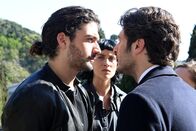 neoriginal: Survivors – Lorenzo (Giacomo Giorgio, l.) und Luca (Lino Guanciale, r.) sind sich Spinne Feind. Hat das etwas mit Alex (Sophie Pfennigstorf, M.) zu tun?