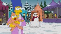 Die Simpsons – Ahnen noch nicht, was sie sich mit Krusty als Gast zu Weihnachten eingefangen haben: Maggie (l.) und Marge (r.) ...