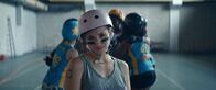 Derby Girl – Lola Bouvier (Chloé Jouannet) ist sehr stolz, denn sie und ihre Mannschaft "Cannibal Licornes" haben das erste Qualifikationsspiel für den "Moon-Derby-Cup" gewonnen.