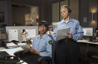 No Activity – (1. Staffel) - Fatima Khorasani (Sunita Mani, l.); Janice (Amy Sedaris, r.)