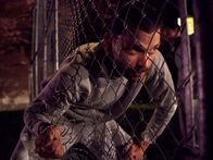 Prison Breaks - Die wahren Geschichten – Ronald Rutan going through the fence.