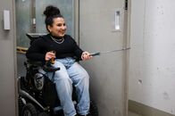 einfach Mensch – Für Kübra Sekin, die die Glasknochenkrankheit hat, verkörpert der Rollstuhl Freiheit und Selbstbestimmung.