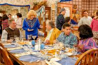 The Goldbergs – v.li.: Murray Goldberg (Jeff Garlin), Beverly Goldberg (Wendi McLendon-Covey), Pops (George Segal).