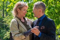 In aller Freundschaft – Dr. Rolf Kaminski (Udo Schenk) schwebt seit Kurzem auf Wolke sieben. Seine Patientin Marla Lambert (Kirsten Block) ist eine attraktive und ihm intellektuell ebenbürtige Frau. Könnte sie mehr für ihn sein als nur eine Freundin im Geiste?