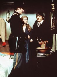 Nevada-Pass – Major Claremont (Ed Lauter, links) ist der Kommandant des Militärzugs, in dem ein Mörder sein Unwesen treibt. Zu den Passagieren gehören John Deakin (Charles Bronson), ein getarnter Geheimagent, und die hübsche Marica (Jill Irland), die ihren Vater in Fort Humboldt besuchen will.