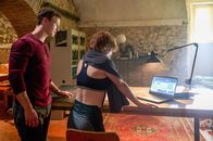 Der Schwarm – Charlie Wagner (Leonie Benesch) und ihr Freund Dogulas (Jack Greenlees) schauen sich fassungslos die Nachrichten des Tages an.