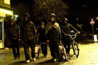 Attack the Block – Als Moses (John Boyega, 2.v.l.) und seine Gang, bestehend aus (v.l.n.r.) Dennis (Franz Drameh), Biggz (Simon Howard), Pest (Alex Esmail) und Jerome (Leeon Jones), eine Frau ausrauben, knallt plötzlich ein angriffslustiges Alien neben ihnen auf die Straße. Mit vereinten Kräften können sie die Bestie töten, doch dann kündigt ein Meteoritenhagel die eigentliche Invasion der Aliens an ...