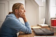 Reiff für die Insel – Mit viel Mühe und Fleiß hat Katharina (Tanja Wedhorn) ihre juristische Examensarbeit fertiggestellt.