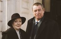 Inspector Barnaby – Barnaby (John Nettles) ist froh, dass sich seine Hauptzeugin, Mrs. Beverley (Thelma Barlow) beim Gericht eingefunden hat.