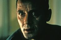 Funny Games – Der Ferienaufenthalt von Georg (Ulrich Mühe) und seiner Familie, in ihrem Landhaus wird zum Horrortrip, als sich scheinbar freundliche Nachbarn in ihrem Heim einnisten. Das Grauen nimmt seinen Lauf…