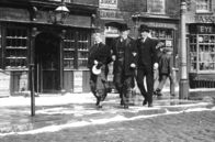 Herr im Haus bin ich – England, Ende des 19. Jahrhunderts: Schuhmacher Hobson (Charles Laughton, Mi.) ist nicht glücklich darüber, dass seine älteste Tochter Maggie (Brenda de Banzie, li.) seinen Angestellten Mossop (John Mills, re.) heiratet und das Haus verlässt.