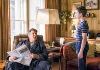 Young Sheldon – George Cooper sen. (Lance Barber, l.); Sheldon Cooper (Iain Armitage, r.)