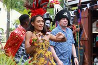 Death in Paradise – Florence Cassell (Joséphine Jobert) und DI Jack Mooney (Ardal O'Hanlon) feiern ausgelassen bei einer Tanzparade. Dabei ahnen sie noch nicht, dass sie gleich zu einem Einsatz gerufen werden.