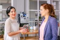 Die Rosenheim-Cops – Auch Pathologin Mai (Sina Wilke, r.) fragt sich, was es mit Stockls (Marisa Burger, l.) neuer Kaffeemaschine auf sich hat.