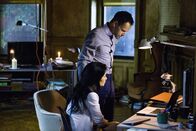 Elementary – Geben alles, um einen neuen Fall zu lösen: Sherlock Holmes (Jonny Lee Miller, r.) und Joan Watson (Lucy Liu, l.) ...