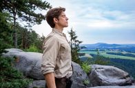 Der Ranger - Paradies Heimat – Ranger Jonas Waldek (Philipp Danne) an einer Felswand im Elbsandsteingebirge.