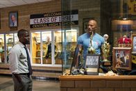 Central Intelligence – Calvin (Kevin Hart, l.) und Bob (Dwayne Johnson, r.) machen einen Abstecher in ihre alte Schule.