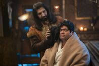 What We Do in the Shadows – Nandor (Kayvan Novak, l.); Guillermo (Harvey Guillén, r.)