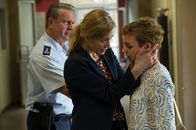 SOKO Stuttgart – Eindringlich redet Maike Wagner (Silvina Buchbauer, M.) auf ihre Freundin Franka Turner (Greta Galisch de Palma, r.) ein und versichert ihr, dass alles wieder gut werden wird. Ein Beamter (Komparse, l.) versucht die beiden zu trennen.
