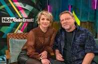 Nicht dein Ernst! – WESTDEUTSCHER RUNDFUNK KÖLN Nicht dein Ernst! - Die Dilemma-Show mit Sabine Heinrich und Jürgen von der Lippe Darf ich das Trouble-Maker-Kind von anderen Eltern zurechtweisen? Wie werde ich Gäste los, die zu lange bleiben? Muss ich meine Freunde fragen, bevor ich ein Foto poste, auf dem ich gut, sie aber eher schlecht getroffen sind? In der neuen WDR-Show "Nicht dein Ernst!" verhandeln Sabine Heinrich (l) und Jürgen von der Lippe ungeschriebene Regeln des Alltags. Zusammen mit einem prominenten Gast finden sie heraus, wie man sich in den kniffligsten Situationen am besten verhält und was so gar nicht geht.