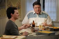 Young Sheldon – Georgie Cooper (Montana Jordan, l.); George Cooper sen. (Lance Barber, r.)