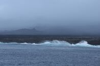 Wilde Schätze des Äquators – Raues Wasser traf die Küstenlinie der größten Insel der Galapagosinseln, Fernandina. (Bildnachweis – Manu San Felix)