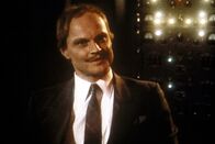 MacGyver – Quayle (Christopher Neame) erklärt, dass er MacGyver und seine Freunde in seiner Gewalt hat.