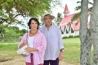 Das Traumschiff – Thomas Budarek (Andreas Hoppe) ist besessen von der Vorstellung, die 13. "Blaue Mauritius" zu finden. Seine Frau Sabine (Janina Hartwig) ist daran nicht ganz unschuldig.