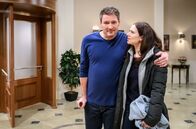 Sturm der Liebe – Denise (Helen Barke, r.) bekommt unerwartet Lob von Christoph (Dieter Bach, l.).
