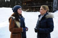Frühling – Katja Baumann (Simone Thomalla, l.) erfährt von Elke Liebherr (Aglaia Szyszkowitz, r.), dass die Drogensucht der Tochter der Grund ist, warum die Familie auf die einsame Alm gezogen ist.