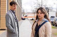 In aller Freundschaft – Vor der Klinik trifft Leon Ost (Florian Maria Sumerauer) auf seine Schwester Melody (Lotte Becker). Auch die beiden haben seit Jahren keinen Kontakt mehr. Als Leon ihr vorwirft, dass ihr gemeinsamer Vater ihn und nicht sie, seine Lieblingstochter, um eine Spenderniere gebeten hat, wird Melody einiges klar. Ihrem Vater muss es wirklich schlecht gehen, dass er Leon kontaktiert hat. Doch warum bittet er nicht sie um die Niere?