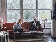Homeland – Saul (Mandy Patinkin, r.) und Dar verdächtigen Keane indes, ein Geheimnis zu wahren. Sie glauben, dass sich die neue Präsidentin heimlich von Carrie (Claire Danes, l.) beraten lässt. Doch sollen sie damit Recht behalten?