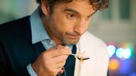 Käse und Blei – Sören (Oliver Wnuk) ist der Gastgeber. Sind die Garnelen noch gut?