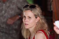 Death in Paradise – Die Managerin Cheryl Moore (Sally Phillips) war ein großer Fan von Stevie und ihre Beziehung zueinander war nicht nur professioneller Art. Führte dies zu Komplikationen und unter Umständen sogar zu Stevies Ermordung?