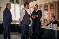 SOKO München – Arthur Bauer (Gerd Silberbauer, l.) und Franz Ainfachnur (Christofer v. Beau, 2. v. l.) unterhalten sich im Gerichtssaal mit Rainer Härtling (Andreas Thiele, 2. v. r.) und Markus Roth (Thomas Rudnick, r.).
