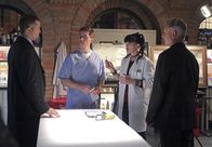 Navy CIS – Kann Dale Harris (Christopher B. Duncan, l.) dem Team um Gibbs (Mark Harmon, r.), Jimmy (Brian Dietzen, 2.v.l.) und Abby (Pauley Perrette, 2.v.r.) bei den Ermittlungen in einem neuen Fall weiterhelfen?; Kann Dale Harris (Christopher B. Duncan, l.) dem Team um Gibbs (Mark Harmon, r.), Jimmy (Brian Dietzen, 2.v.l.) und Abby (Pauley Perrette, 2.v.r.) bei den Ermittlungen in einem neuen Fall weiterhelfen?