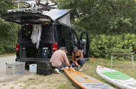 Trend Mikro-Urlaub - Campervan und Schrebergarten – Morgens am Kühkopf (Oberrhein): Katharina Pfeifer mit ihrem Freund Markus Liebenau vor dem Van in dem die beiden auch wohnen.