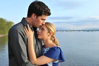 Sturm der Liebe – ARD STURM DER LIEBE FOLGE 1808 Uhr im ERSTEN. Bei einem Spaziergang am Starnberger See finden Marlene (Lucy Scherer, r.) und Konstantin (Moritz Tittel, l.) den perfekten Ort für ihre Traumhochzeit.