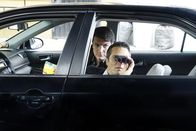 Castle – Ein Raubüberfall erinnert Esposito an einen alten Fall, bei dem damals seine Verlobte involviert war. Die soll ihm nun helfen, die Drahtzieher des Überfalls zu finden. Doch Castle (Nathan Fillion, hinten) und Ryan (Seamus Dever, vorne) trauen ihr nicht und beschatten die beiden ...