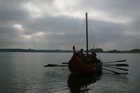 Angriff der Wikinger – Rutlands Waters, Leicestershire, England: A drama reconstruction of a Viking longship.
