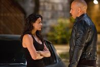 Fast & Furious 6 – Als Dom (Vin Diesel, r.) erfährt, dass seine Ex-Freundin Letty (Michelle Rodriguez, l.), die er für tot gehalten hat, an den Überfällen auf Militär-Konvois beteiligt ist, geht er auf das Angebot von Agent Hobbs ein ...