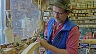 Handwerkskunst! – SWR Fernsehen HANDWERKSKUNST, "Wie man einen Hornschlitten baut" Uhr. Mit einem Schiffshobel kann Schreinermeister Dietmar Martin die gebogene Kufe bearbeiten.