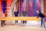 1, 2 oder 3 – Was für ein Spiel! Unter den wachsamen Augen von Schiedsrichter Michael Heuer (2.v.r..) liefern sich die Tischballspielenden Bianca Schmidt (l.) und Stefan Lohmaier (r.) ein spannendes Duell. Elton (2.v.l.) beobacht das Geschehen genau.