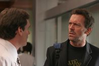 Dr. House – Kann Dr. James Wilson (Robert Sean Leonard, l.) House (Hugh Laurie, r.) überreden, eine neunjährige Krebspatientin zu untersuchen, die an schlimmen Halluzinationen leidet?
